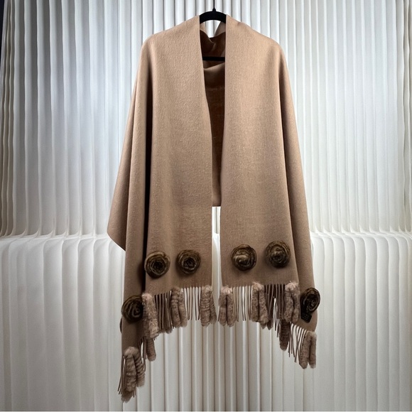 Elegant Tan Scarf with Fur Accents - Picture 7 of 16